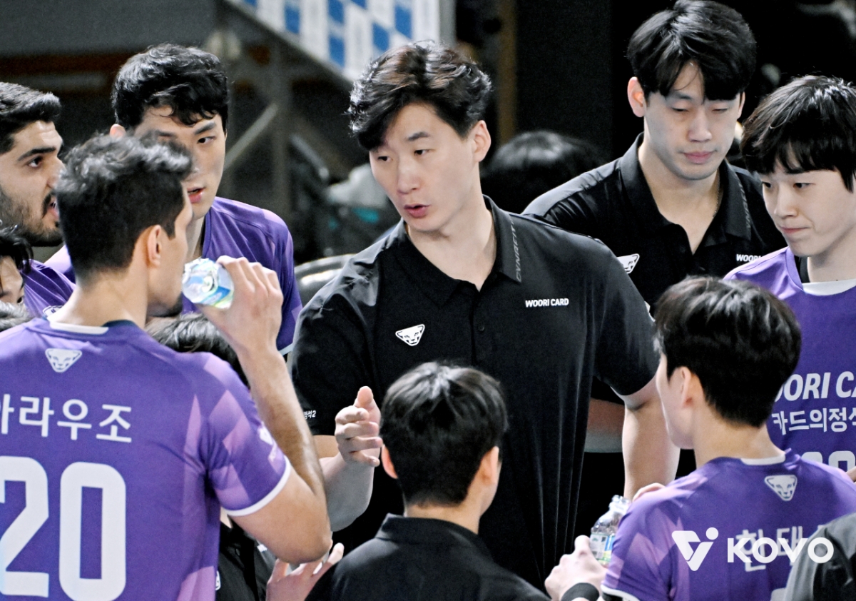 Исполняющий обязанности тренера нашей карты Пак Чхоль У диктует игрокам. /Фото = Предоставлена Корейской федерацией волейбола.
