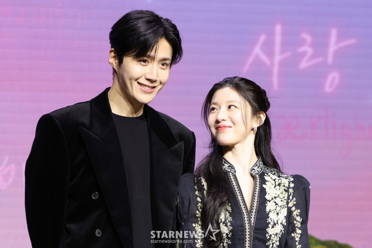 [首尔=newsis] 黄俊善记者=演员金宣虎（左）和高允贞13日上午在首尔江南区朝鲜palace首尔江南区举行的Netflix系列节目《这爱情可以翻译吗？' 图为她在制作发布会上摆出造型，供记者们拍照。 =2026.01.13 hwang@newsis.com /照片=黄俊善