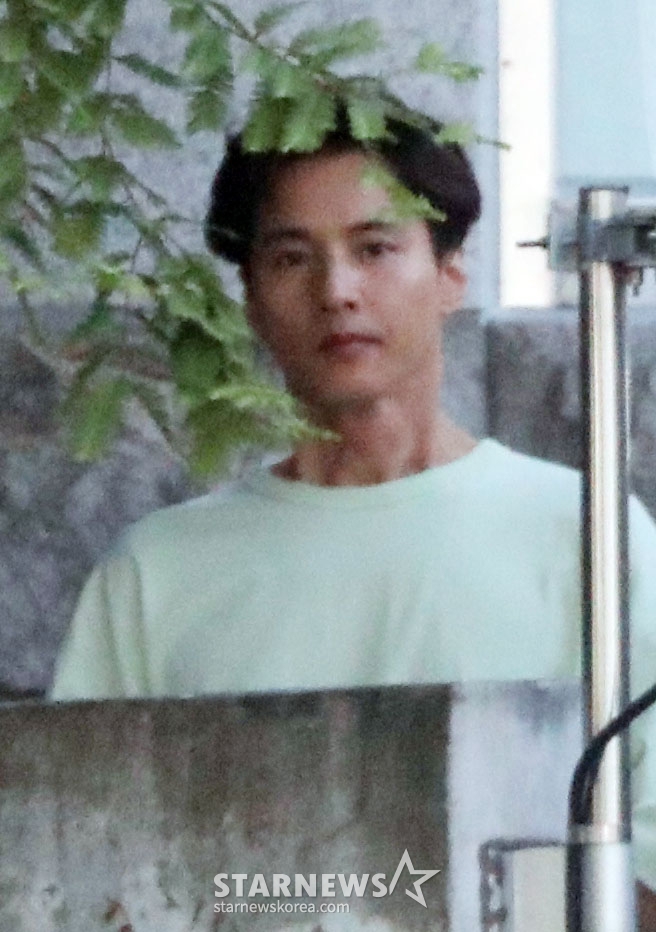 俳優のウォンビンが過去、ソウルのある街で広告撮影のために待機している。/写真=スターニュース