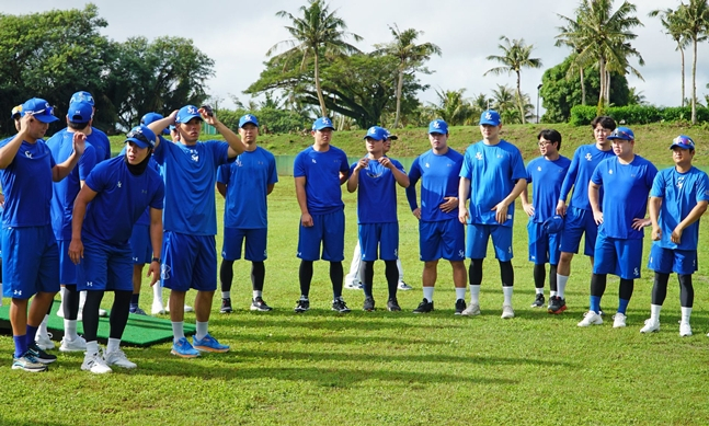 グアム訓練初日に先立って選手たちが集まっている様子。 /写真=三星ライオンズ