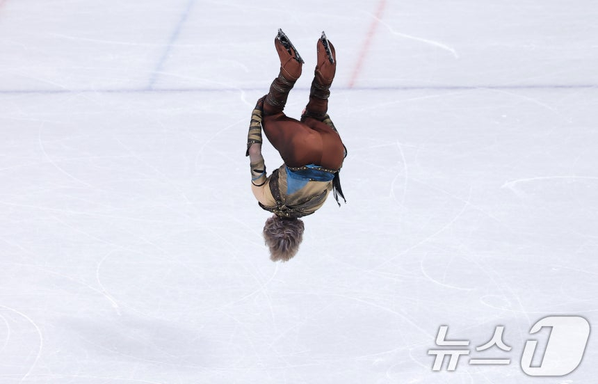 미국 피겨선수 일리야 말리닌이 7일(현지 시각) 이탈리아 밀라노 아이스 스케이팅 아레나에서 열린 2026 밀라노·코르티나담페초 동계올림픽 피겨 스케이팅 팀 이벤트(단체전) 남자 싱글 쇼트 프로그램에서 연기를 펼치고 있다. /사진=뉴스1
