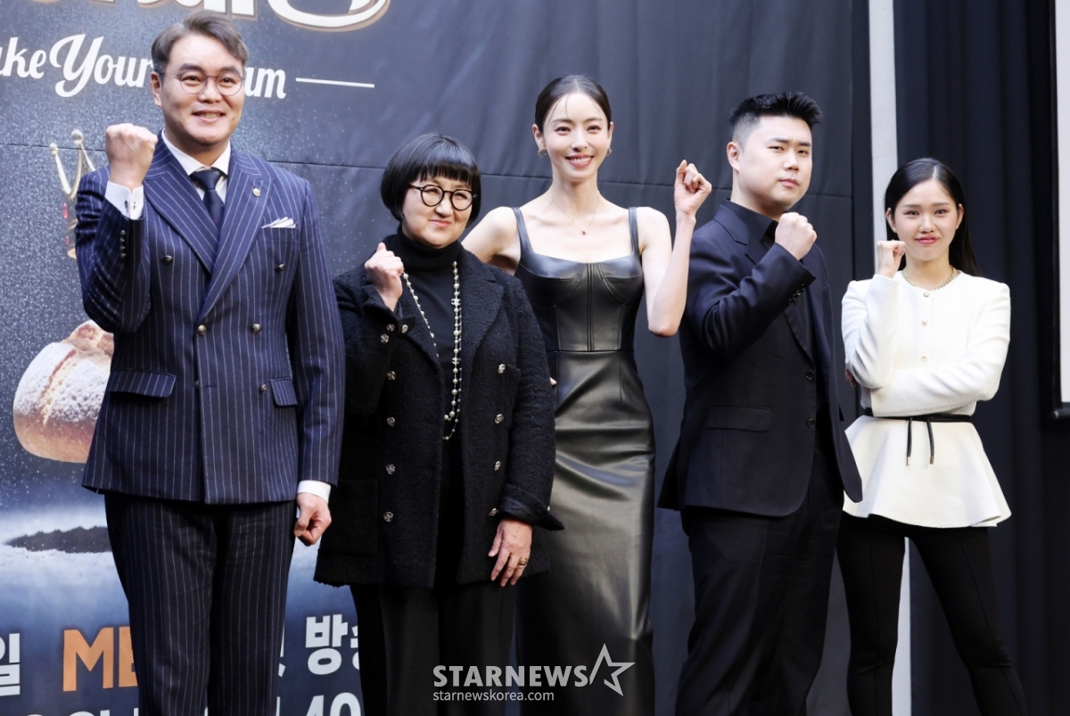 이석원 명장, 노희영 대표, 배우 이다희, 권성준 셰프, 오마이걸 미미가 30일 서울 마포구 스탠포드호텔에서 진행된 MBN 서바이벌 '천하제빵' 제작발표회에 참석해 포즈를 취하고 있다. /2026.01.30 /사진=김휘선 hwijpg@