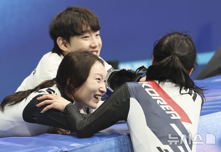 최민정(왼쪽 아래)이 16일(현지 시간) 이탈리아 밀라노 아이스 스케이팅 아레나에서 열린 2026 밀라노·코르티나 담페초 동계올림픽 쇼트트랙 여자 1000m에서 동메달을 차지한 김길리를 위로하고 있다. /사진=뉴시스