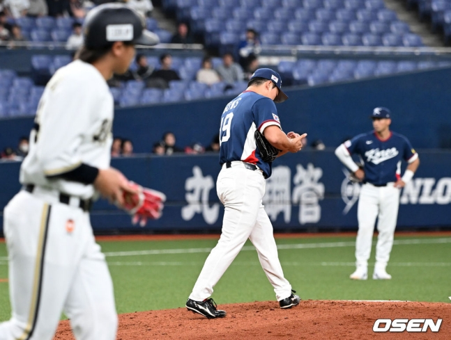 Go Woo Seok (giữa) cho phép một quả bóng đẩy.