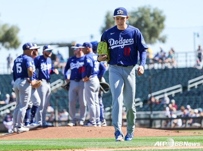 Loki Sasaki of the Los Angeles Dodgers is being replaced without catching an out count in the first inning in an exhibition game against the Cleveland Guardians on the 4th. /AFPBBNews=News1