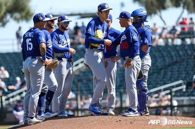 Loki Sasaki (center) is coming off the mound under the direction of manager Dave Roberts. /AFPBBNews=News1