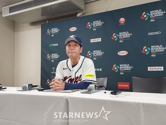 图为4日在记者会上听取提问的柳智贤教练。 =照片=韩联社记者朴秀珍。