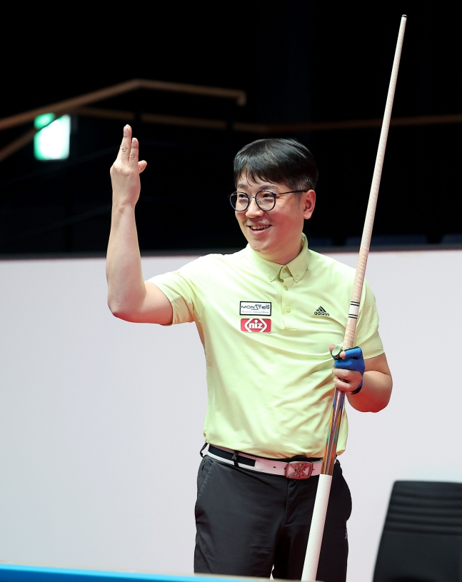 图为吴成旭(音)在夺冠后正举着3个代表3次冠军的手指高兴不已。 =PBA巡回赛。