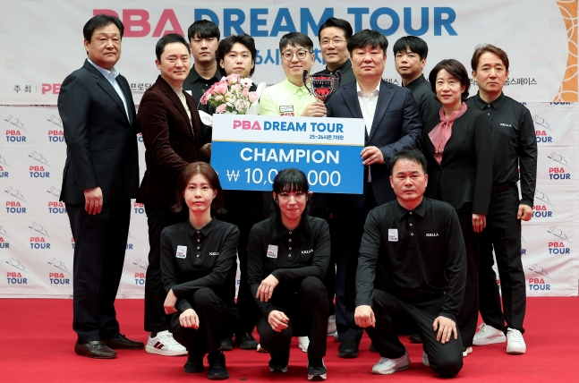 图为吴成旭(音,中)夺冠后正与相关人员合影留念。 =PBA巡回赛。