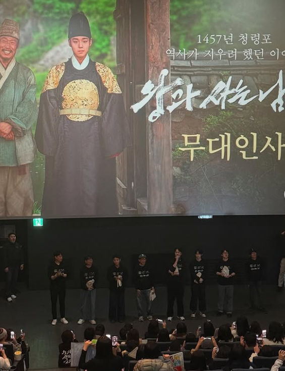 =和王一起生活的男人。