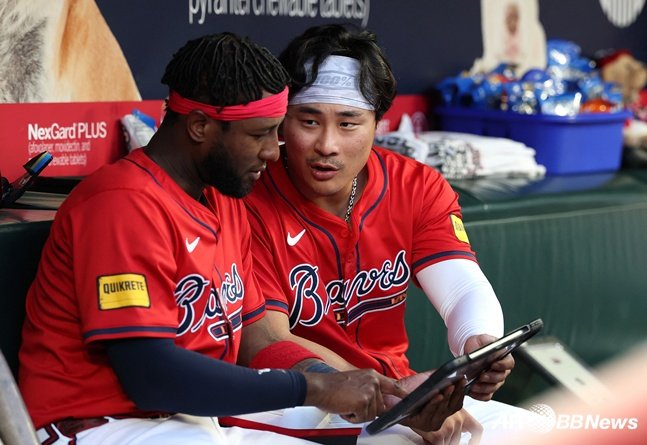 亚特兰大勇士队的队友金河成(右)和朱里森。 =法新社BBNews=新闻1。