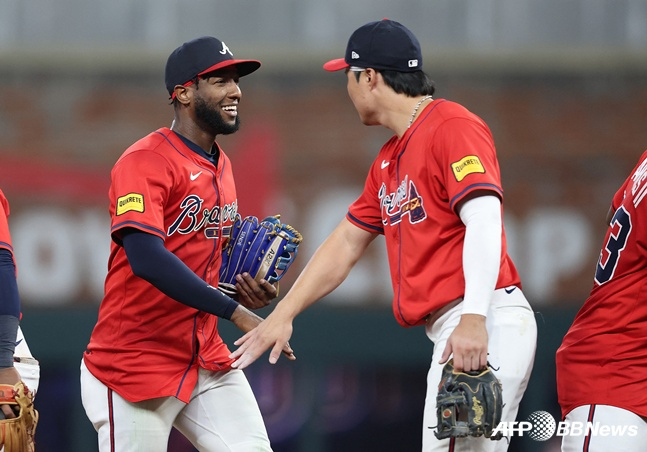 图为比赛胜利后正在击掌的金河成(右)和普罗夫。 =法新社BBNews=新闻1。