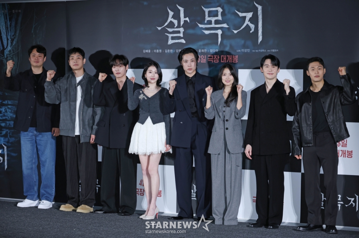 4日上午,李尚敏导演、演员金英成、尹在灿、张多雅、李钟元、金惠允、金俊汉、吴东民参加了在首尔CGV龙山IPARK购物中心举行的电影《箭靶》(导演李尚敏)的Futage试映及制作报告会。  讲述路景画面捕捉到身份不明的形态后,为了重新拍摄前往水库的拍摄组面对水中的存在而展开的故事的恐怖电影《箭靶》将于下月8日上映。 /2026.03.04/照片=李东勋 photoguy@