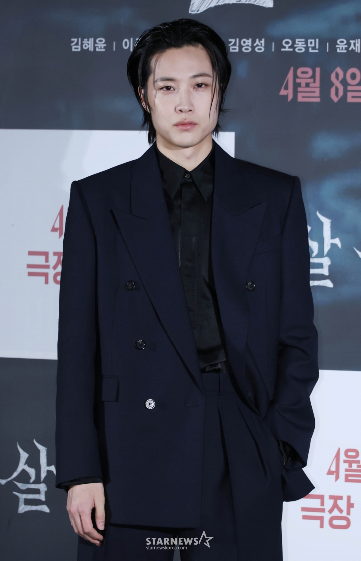 4日上午,演员李钟元出席了在首尔CGV龙山IPARK购物中心举行的电影《箭靶》(导演李尚敏)Futage试映及制作报告会,并摆出造型,供记者们拍照。  讲述路景画面捕捉到身份不明的形态后,为了重新拍摄前往水库的拍摄组面对水中的存在而展开的故事的恐怖电影《箭靶》将于下月8日上映。 /2026.03.04/照片=李东勋 photoguy@