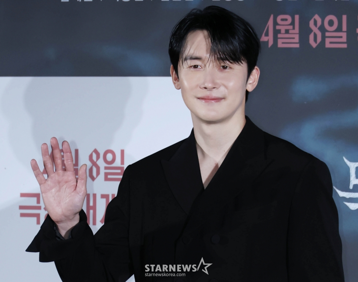 4日上午,演员金俊汉出席在首尔CGV龙山IPARK购物中心举行的电影《箭靶》(导演李尚敏)Futage试映及制作报告会,并摆出造型,供记者们拍照。  讲述路景画面捕捉到身份不明的形态后,为了重新拍摄前往水库的拍摄组面对水中的存在而展开的故事的恐怖电影《箭靶》将于下月8日上映。 /2026.03.04/照片=李东勋 photoguy@