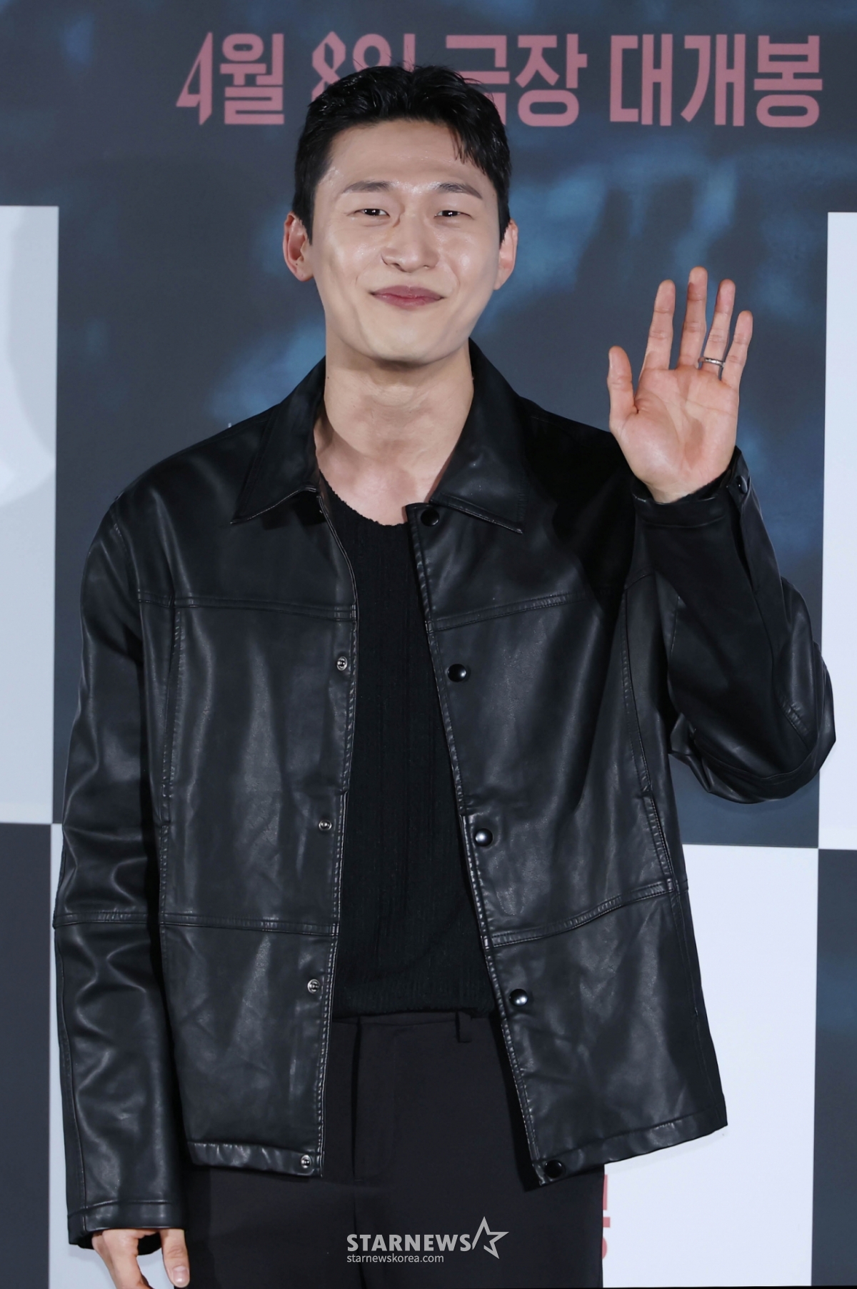 4日上午,演员吴东民出席在首尔CGV龙山IPARK购物中心举行的电影《箭靶》(导演李尚敏)Futage试映及制作报告会,并摆出造型,供记者们拍照。  讲述路景画面捕捉到身份不明的形态后,为了重新拍摄前往水库的拍摄组面对水中的存在而展开的故事的恐怖电影《箭靶》将于下月8日上映。 /2026.03.04/照片=李东勋 photoguy@