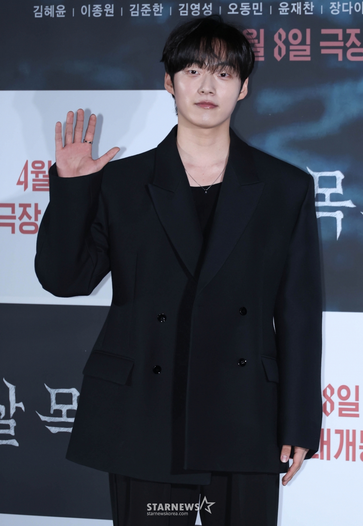 4日上午,演员尹在灿出席了在首尔CGV龙山IPARK购物中心举行的电影《箭靶》(导演李尚敏)Futage试映及制作报告会,并摆出造型,供记者们拍照。  讲述路景画面捕捉到身份不明的形态后,为了重新拍摄前往水库的拍摄组面对水中的存在而展开的故事的恐怖电影《箭靶》将于下月8日上映。 /2026.03.04/照片=李东勋 photoguy@