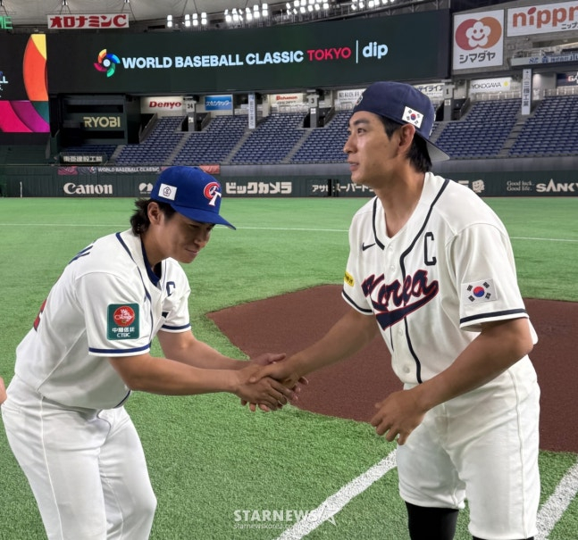 =图为,李政厚与台湾队长陈杰贤(左)打招呼。