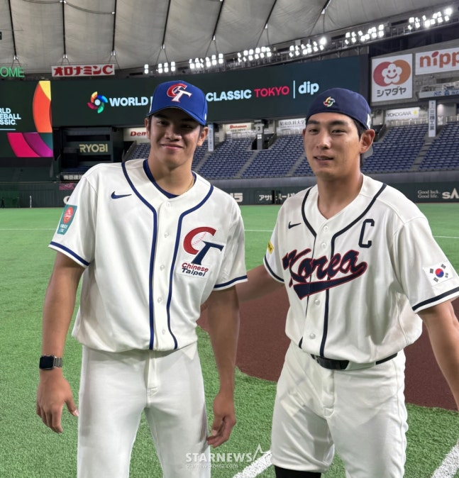 =台湾左撇子投手希望之星林伟恩(左)和李廷厚。