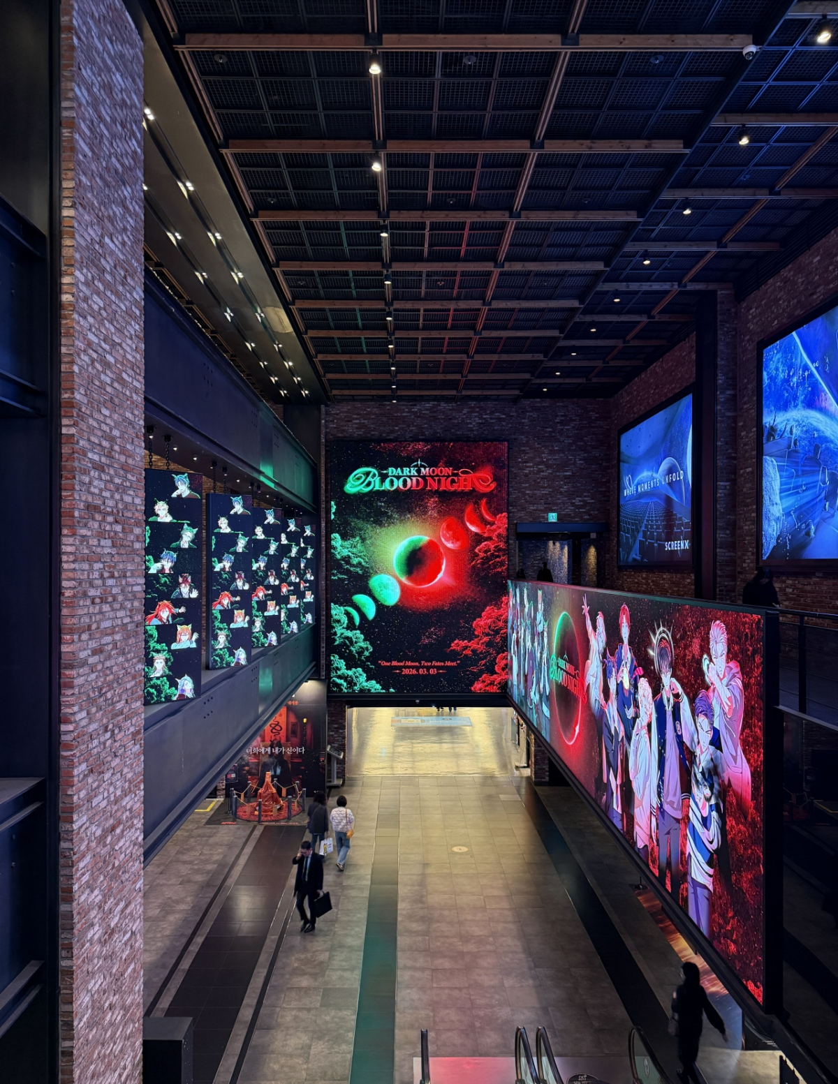 Dark Moon lấp đầy bảng quảng cáo tại sảnh CGV Yongsan IPark Mall ở Seoul / Cung cấp ảnh = Hive