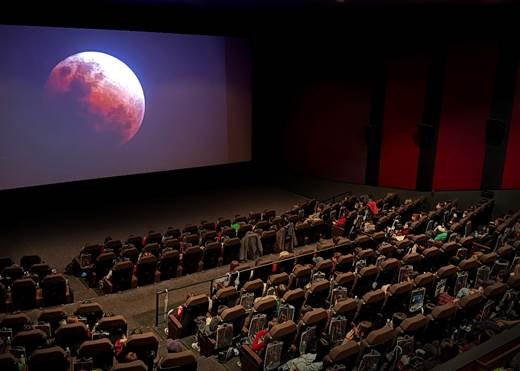 Những người tham dự / cung cấp ảnh chụp tại Tokyo Urban Dogg Larraport United Cinema Toyos đang xem Blood Moon = Hive. 