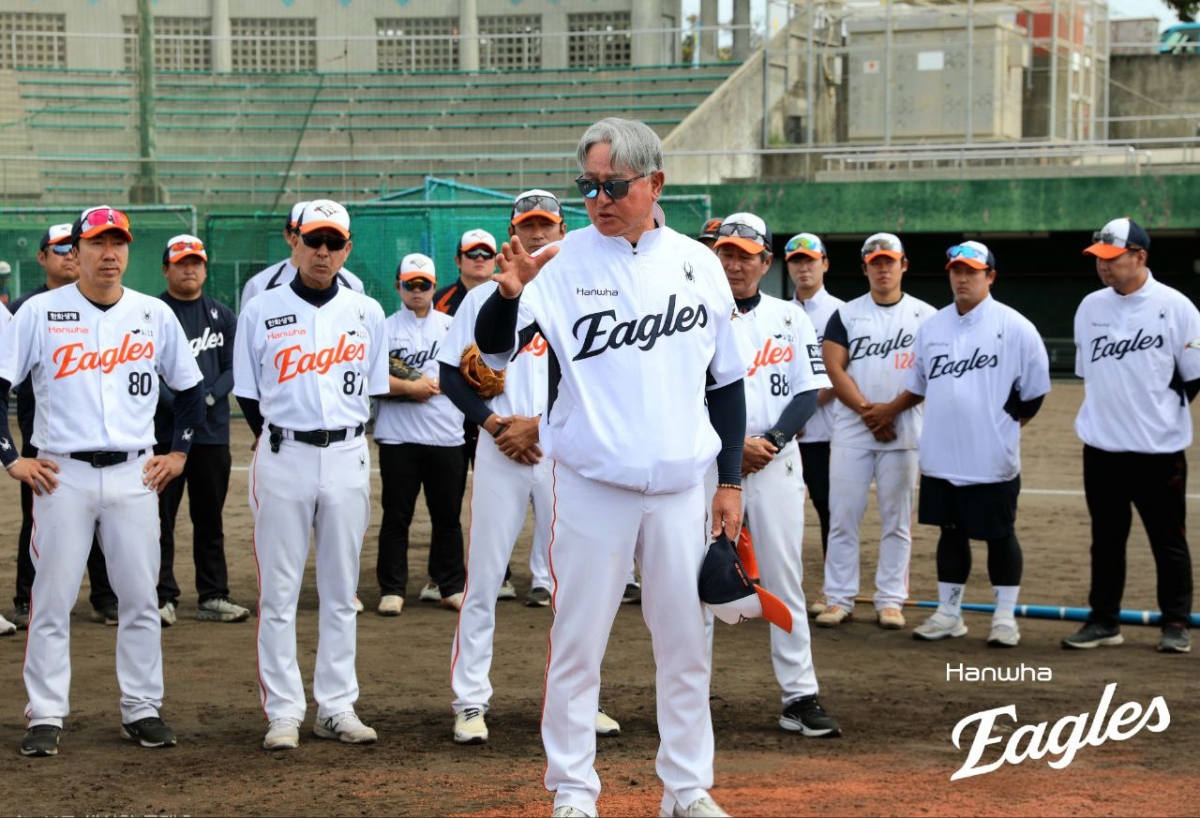 Huấn luyện viên đội Hanwha Eagle Kim Kyung-moon (giữa). /Ảnh = Hanwha Eaglex cung cấp