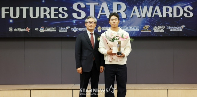 Oh Jae-won (Yoo Shin-go, 3 tuổi, Hanwha), người nhận giải thưởng ngôi sao bóng chày, đã tham dự lễ trao giải 'Giải thưởng Ngôi sao Future Star' được tổ chức tại Trung tâm Báo chí ở Jung-gu, Seoul vào tháng 11 năm ngoái và chụp ảnh kỷ niệm với chủ tịch Hiệp hội bóng chày Hàn Quốc Lee Hae-young. /Ảnh = Phóng viên Kim Hwi Sun