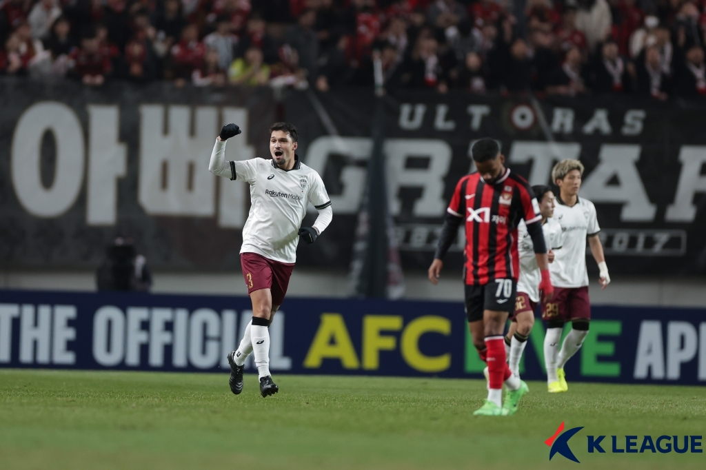 FC Seoul striker Andersson (right) is bowing his head after losing the first goal in the first round of the round of 16 of the "2025-2026 Asian Football Confederation (AFC) Champions League Elite" against Kobe at 7 p.m. on the 4th at Seoul World Cup Stadium. /Photo = Courtesy of the Korea Professional Football League
