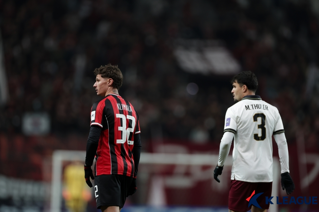 Klimala (left foot) and Tulare. /Photo = Courtesy of the Korea Professional Football League