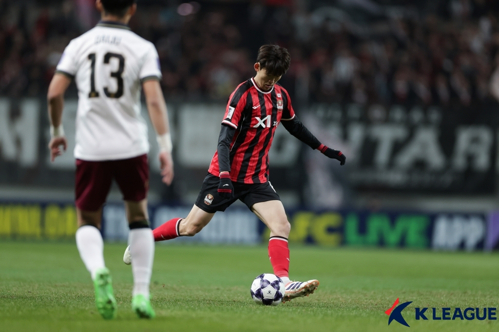 Lee Seung-mo trying to kick. /Photo = Courtesy of the Korea Professional Football Association