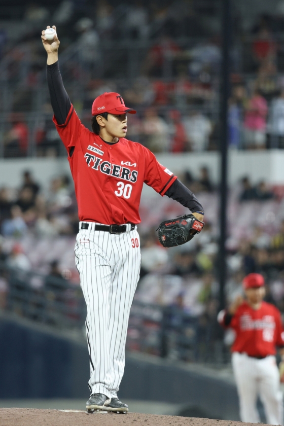 Hình ảnh của Hong Won Bin thời còn hoạt động như một cầu thủ ném bóng của KIA Tigers. /Ảnh = Cung cấp Kia Tigers
