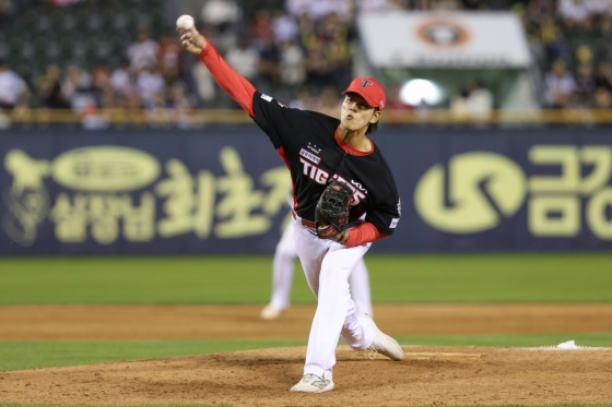 Hình ảnh của Hong Won Bin thời còn hoạt động như một cầu thủ ném bóng của KIA Tigers. /Ảnh = Cung cấp Kia Tigers