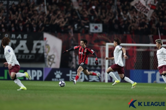 ソン·ミンギュ（中央）がドリブル突破している。 /写真=韓国プロサッカー連盟提供