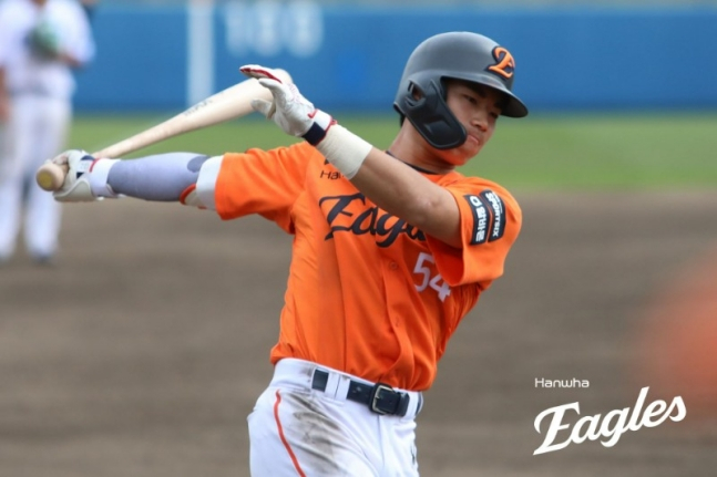 Hanwha Eagle Oh Jae Won đang thực hiện cú swing luyện tập trước khi bước vào vị trí đánh bóng trong trận đấu tập luyện Spring Camp. /Ảnh = Hanwha Eaglex cung cấp