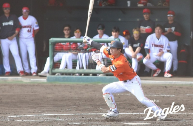 Hanwha Oh Jae Won đánh một cú đánh trúng bóng trong trận đấu tập luyện với KIA. /Ảnh = Hanwha Eaglex cung cấp