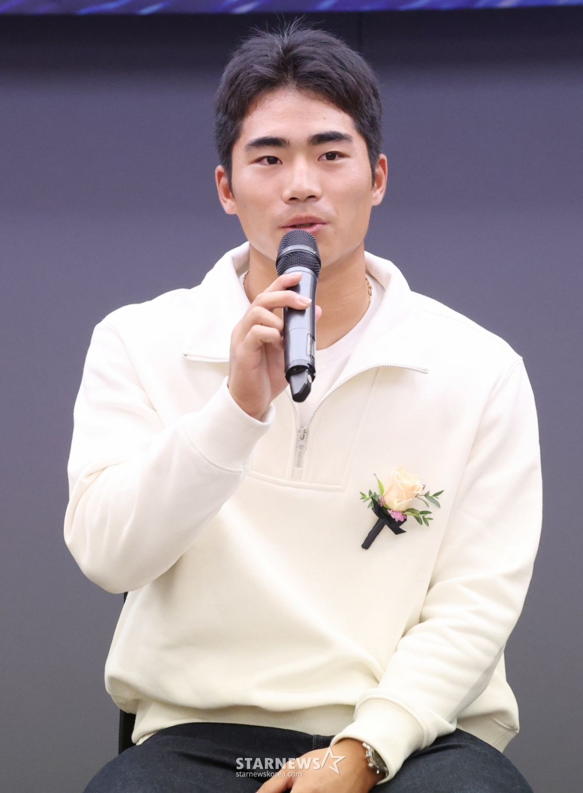 Oh Jae Won đã trả lời các câu hỏi của các phóng viên tại cuộc họp báo sau khi nhận được giải thưởng ngôi sao bóng chày tại lễ trao giải '2025 Futures Star Award' vào tháng 11 năm ngoái.  /Ảnh = Người chờ đợi Kim Jin Kyung