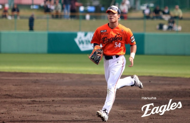 Oh Jae-won đang hướng đến dugout sau khi phòng thủ ngoài trời kết thúc. /Ảnh = Hanwha Eaglex cung cấp