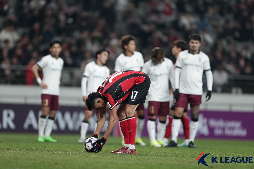 ペナルティーキックを準備するフイズの姿。 /写真=韓国プロサッカー連盟提供