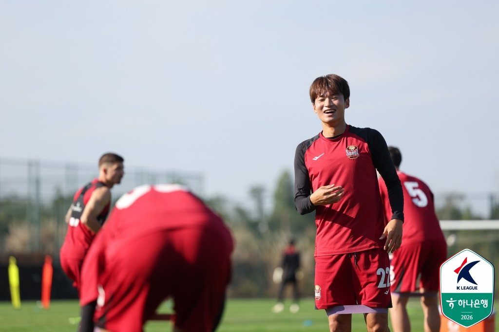 FCソウルの主将、金ジンス（右）。 /写真=韓国プロサッカー連盟提供