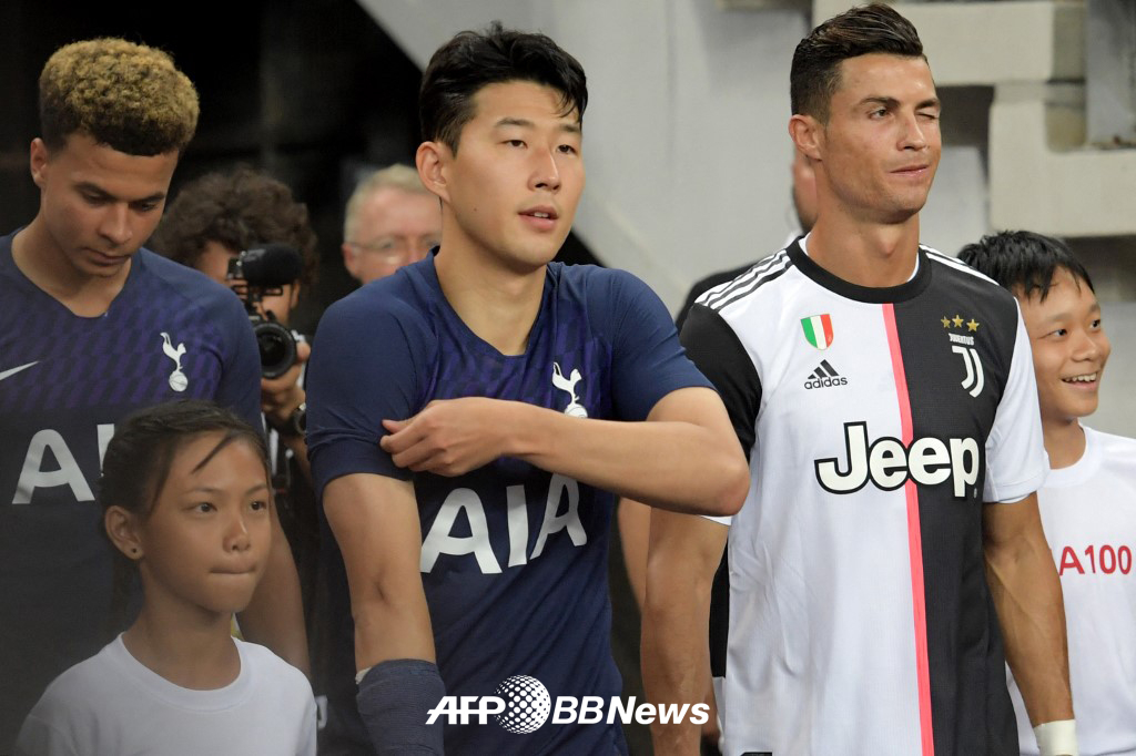 Сон Хын Мин (слева) и Криштиану Роналду, которые в то время играли с "Тоттенхэмом" на Международном Кубке чемпионов в Сингапуре в июле 2019 года, ждут выхода на поле. /AFPBBNews =Новости 1