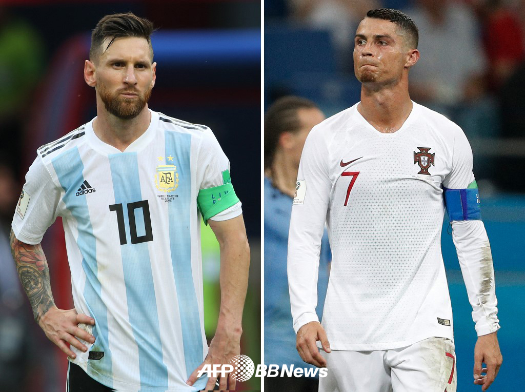 Lionel Messi (trái) và Cristiano Ronaldo. /AFPBBNews = Tin tức 1