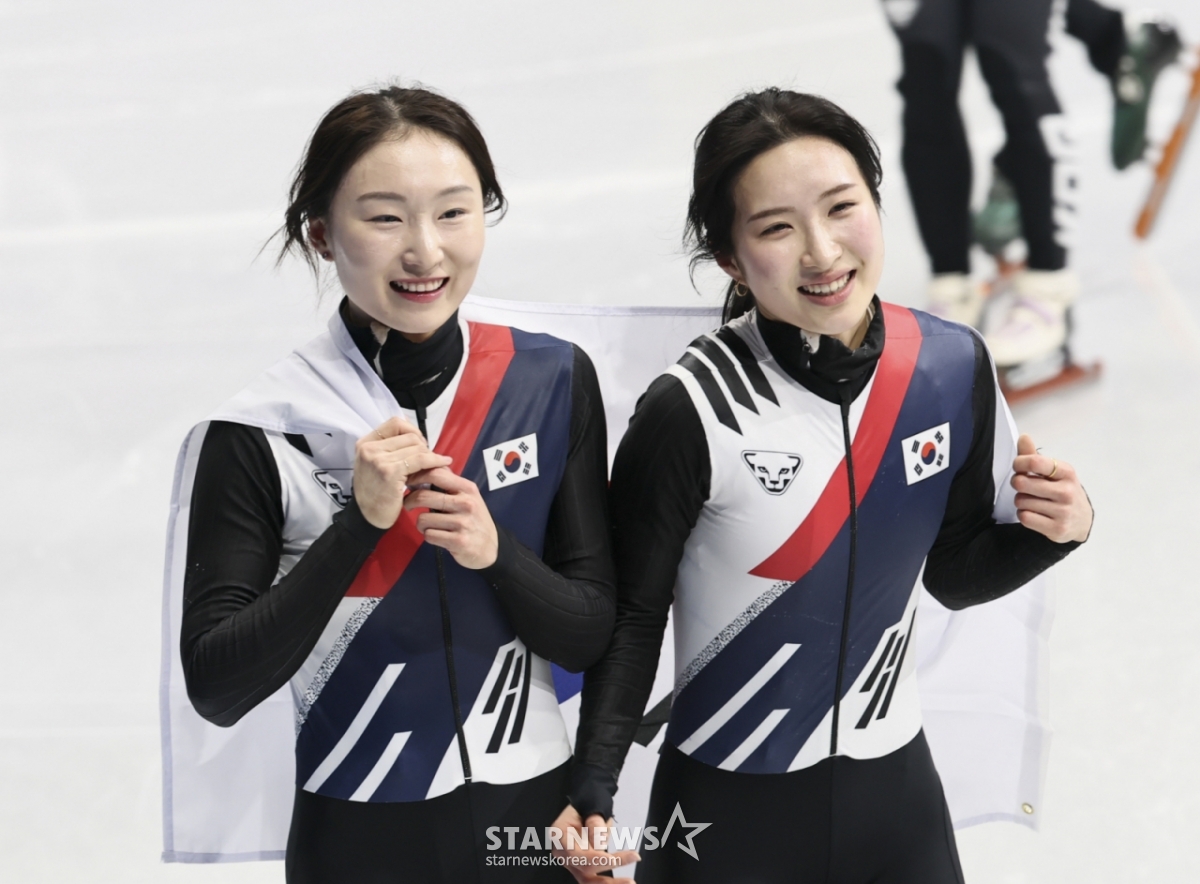 [Milano = Newsis] Phóng viên Kim Geun-soo = Choi Min-jung và Kim Ki-li đang chia sẻ niềm vui khi giành huy chương vàng trong trận chung kết môn trượt băng cự ly ngắn 3000m nữ Thế vận hội mùa đông 2026 Milan và Cortina Dampecho được tổ chức tại Milan Arena, Ý vào ngày 18 (giờ địa phương). 2026.02.19 ks@newsis.com /Ảnh = Kim Geun Soo