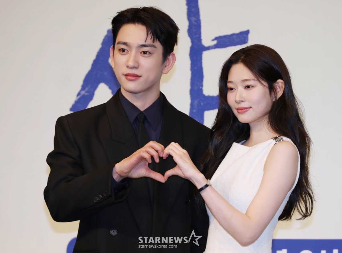 Actors Park Jin-young and Kim Min-ju pose at the JTBC Friday drama "Shining" production presentation held at The Link Hotel in Guro-gu, Seoul on the afternoon of the 5th.  The drama "Shining," which depicts the process of young people who shared their own worlds becoming each other's beliefs and the light that shines on the direction of life, will premiere on the 6th. /2026.03.05 / Photo = Lee Dong-hoon photoguy@