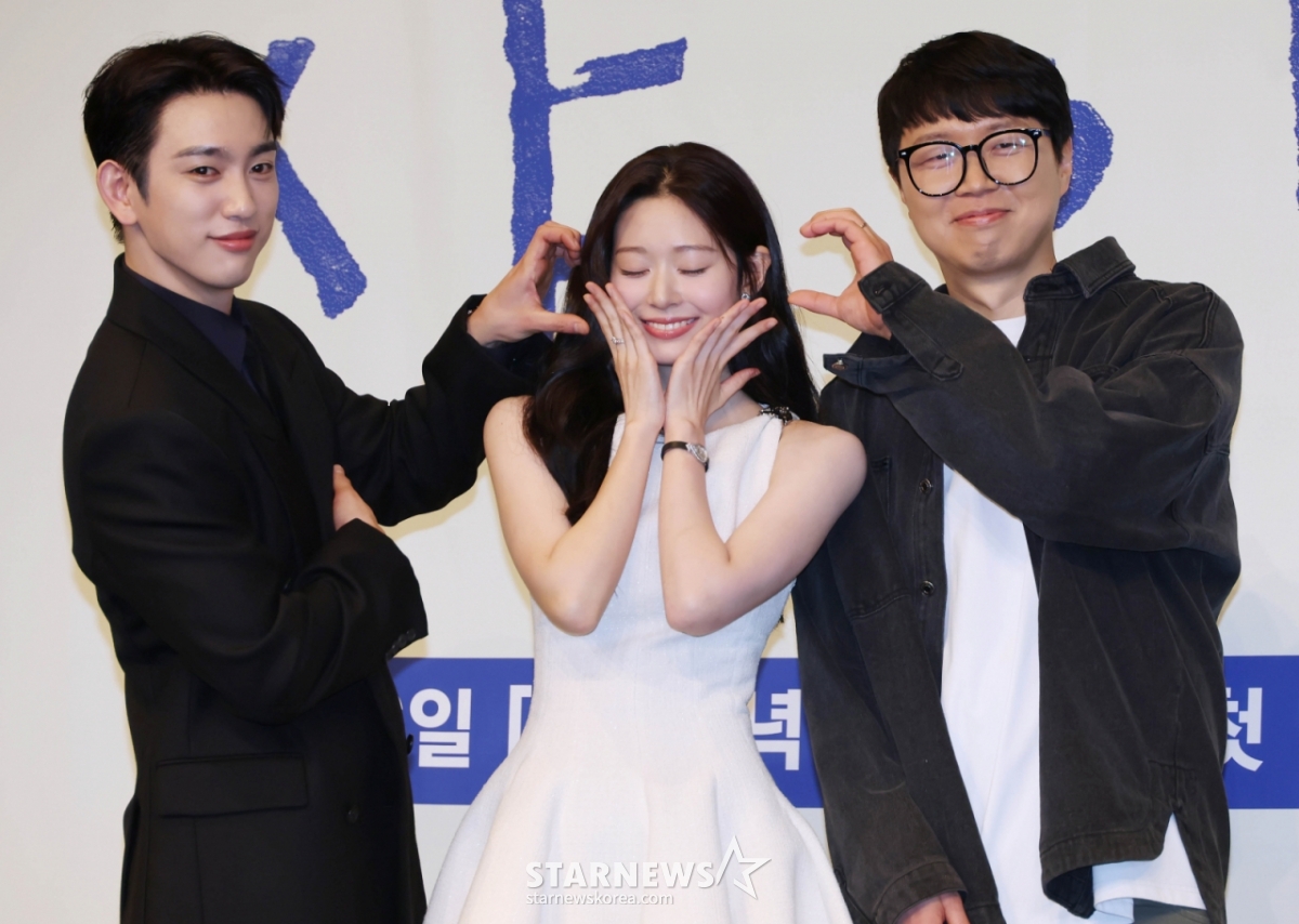 Actors Park Jin-young, Kim Min-ju and Kim Yoon-jin pose at the JTBC Friday drama "Shining" production presentation held at The Link Hotel in Guro-gu, Seoul on the afternoon of the 5th.  The drama "Shining," which depicts the process of young people who shared their own worlds becoming each other's beliefs and the light that shines on the direction of life, will premiere on the 6th. /2026.03.05 / Photo = Lee Dong-hoon photoguy@