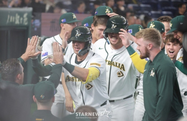 Các cầu thủ Úc đang đón chào Perkins, người đã đánh một cú homerun. /Ảnh = Phóng viên cao cấp Kang Young Jo