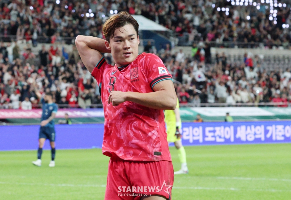 Oh Hyun-gyu đang ăn mừng bàn thắng sau khi ghi bàn trong trận đấu với Paraguay vào tháng 10 năm ngoái. /Ảnh = Người chờ đợi Kim Jin Kyung