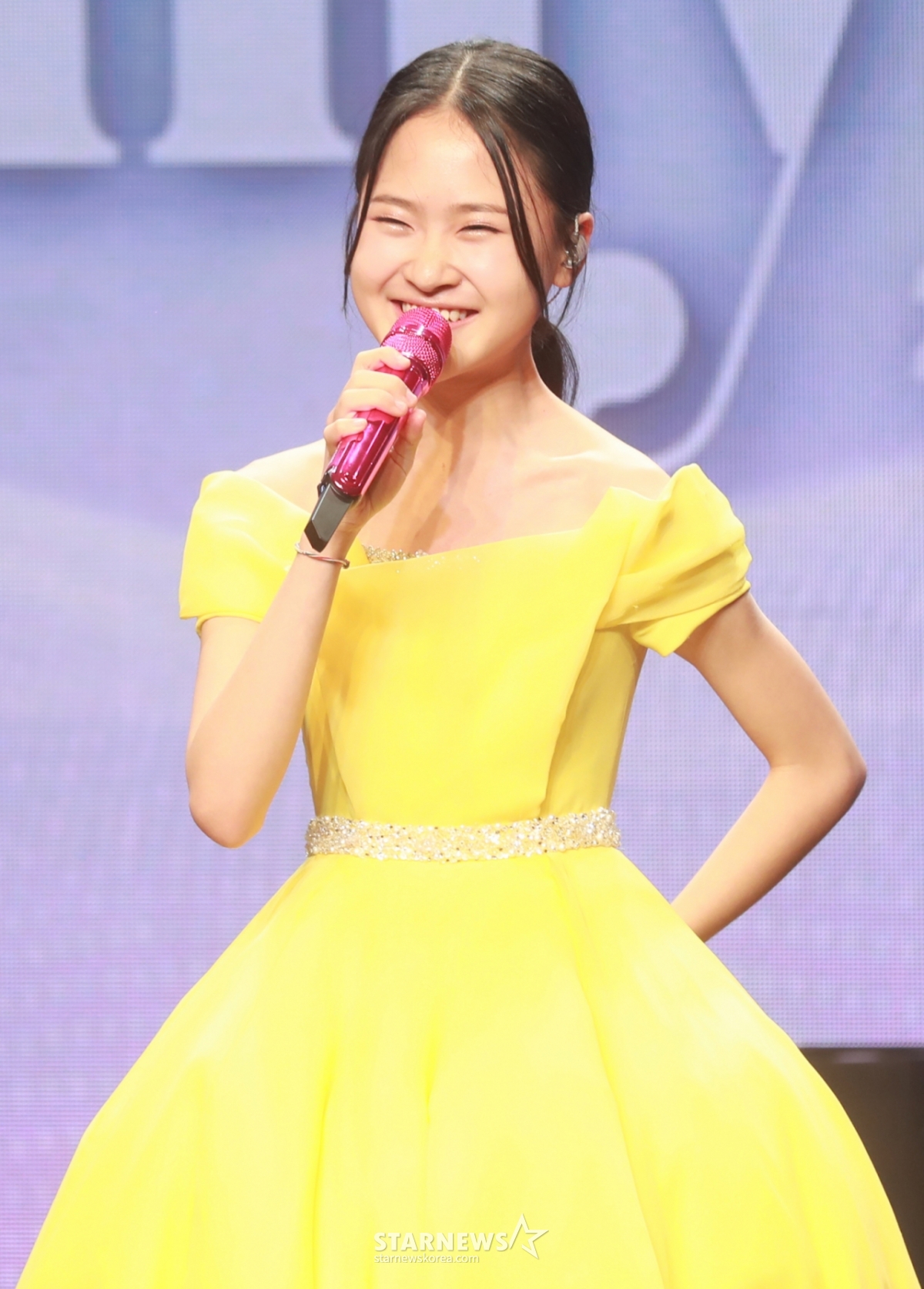 歌手金多贤2日下午在首尔江南区一指艺术厅举行的正规2辑《十五》新歌发布会上回答了提问。 这次专辑收录了主打歌《妈妈》、《Asbur》、《现在知道了》等共19首歌曲。 /2023.02.02