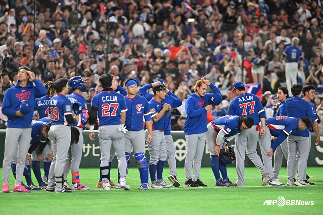 图为与澳大利亚队的比赛结束后，台湾代表团向球迷致意。 =法新社BBNews=新闻1。