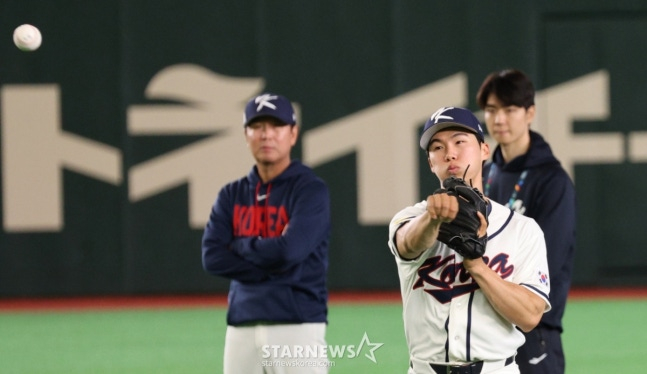 Тренер Рю Джи Хён (слева) наблюдает за защитой Ким Хе Сона. /Фото = Старший репортер Кан Ён Чжо