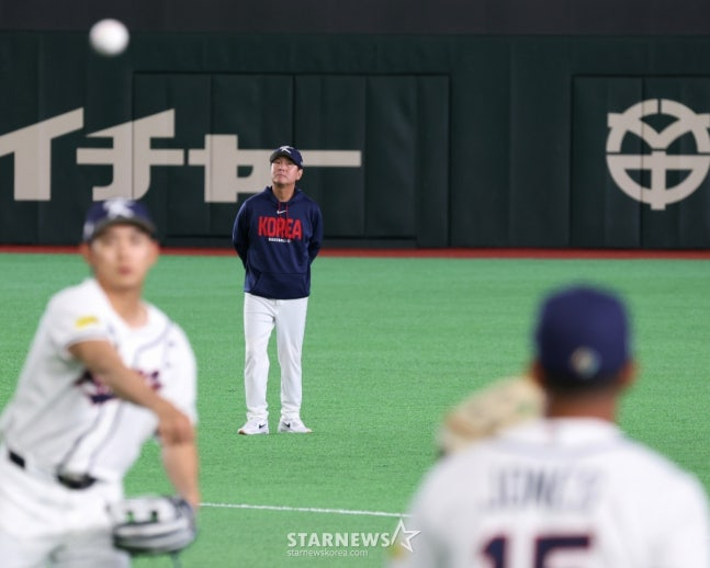 Тренер Рю Джи Хён наблюдает за сценами, где игроки поймают мяч. /Фото = Старший репортер Кан Ён Чжо